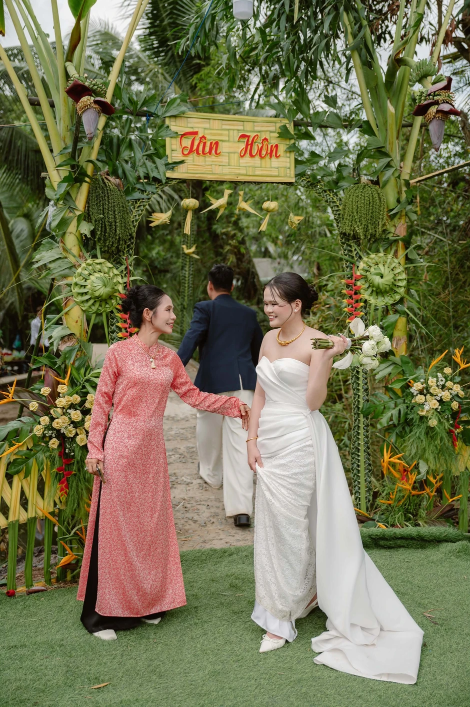 Hành động của mẹ kế trong đám cưới con gái chồng và lời phát biểu gây sốt Hành động của mẹ kế trong đám cưới con gái chồng và lời phát biểu gây sốt