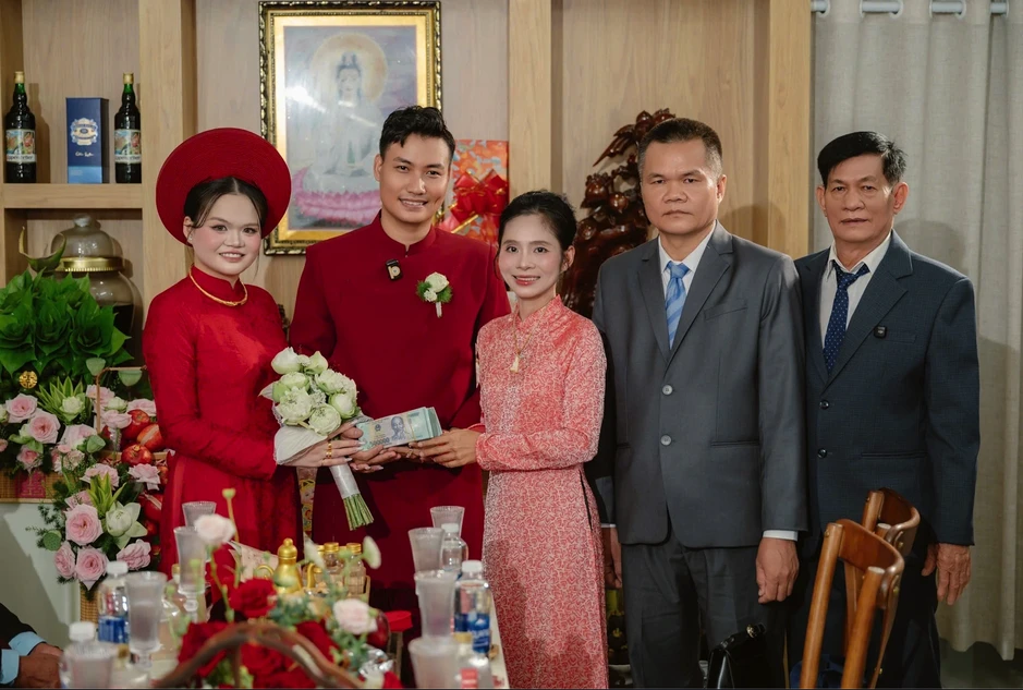 Hành động của mẹ kế trong đám cưới con gái chồng và lời phát biểu gây sốt Hành động của mẹ kế trong đám cưới con gái chồng và lời phát biểu gây sốt
