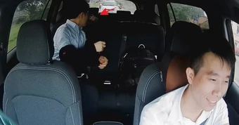 Hành động của nam hành khách khi phát hiện bé gái 5 tuổi trên taxi ở Hà Nội lên thẳng báo Hàn