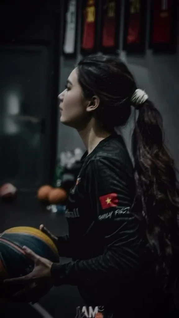 Hạt Dẻ bỏ đi 1 điểm giống ba, được khen luôn "nữ thần bóng rổ" Hạt Dẻ bỏ đi 1 điểm giống ba, được khen luôn "nữ thần bóng rổ"