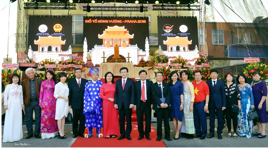 Hậu duệ đời thứ 17 của vua Lê Kính Tông đưa tượng Vua Hùng an vị ở xứ người