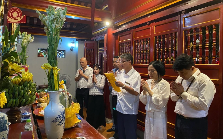 Hậu duệ đời thứ 17 của vua Lê Kính Tông đưa tượng Vua Hùng an vị ở xứ người