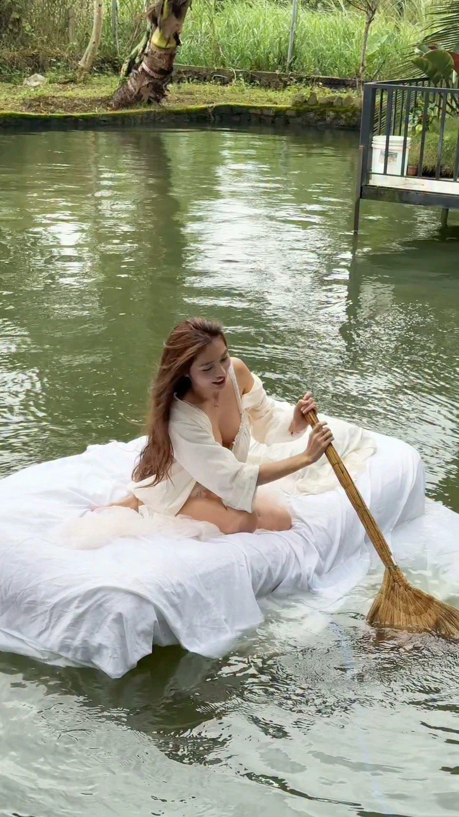 Hậu trường "tắm mưa" chụp ảnh của cô nàng hot girl xinh đẹp, thu hút cả triệu lượt xem chỉ trong nháy mắt Hậu trường "tắm mưa" chụp ảnh của cô nàng hot girl xinh đẹp, thu hút cả triệu lượt xem chỉ trong nháy mắt