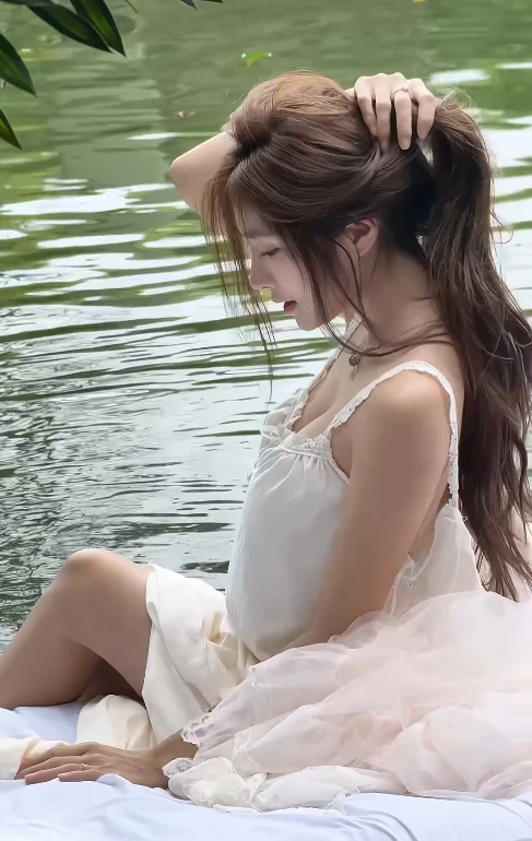 Hậu trường "tắm mưa" chụp ảnh của cô nàng hot girl xinh đẹp, thu hút cả triệu lượt xem chỉ trong nháy mắt Hậu trường "tắm mưa" chụp ảnh của cô nàng hot girl xinh đẹp, thu hút cả triệu lượt xem chỉ trong nháy mắt