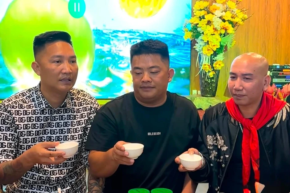 Hết thời "giang hồ mạng" dìu nhau nổi tiếng, lừa dối khách hàng thu tiền tỷ Hết thời "giang hồ mạng" dìu nhau nổi tiếng, lừa dối khách hàng thu tiền tỷ