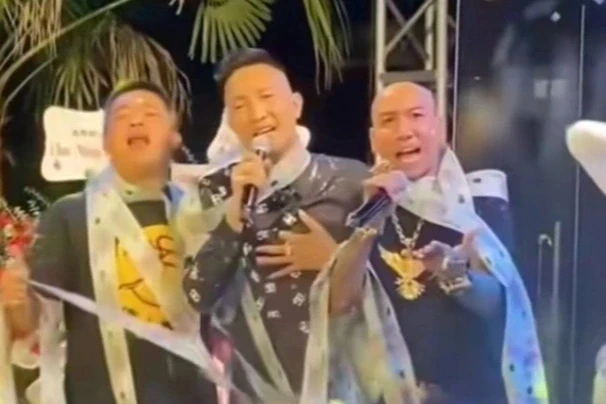 Hết thời "giang hồ mạng" dìu nhau nổi tiếng, lừa dối khách hàng thu tiền tỷ Hết thời "giang hồ mạng" dìu nhau nổi tiếng, lừa dối khách hàng thu tiền tỷ