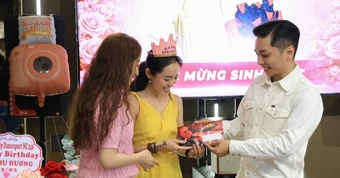Hiếm ai như Khánh Thi, tự tay chuẩn bị quà cho bạn nhảy của Phan Hiển, mối quan hệ phía sau còn choáng hơn