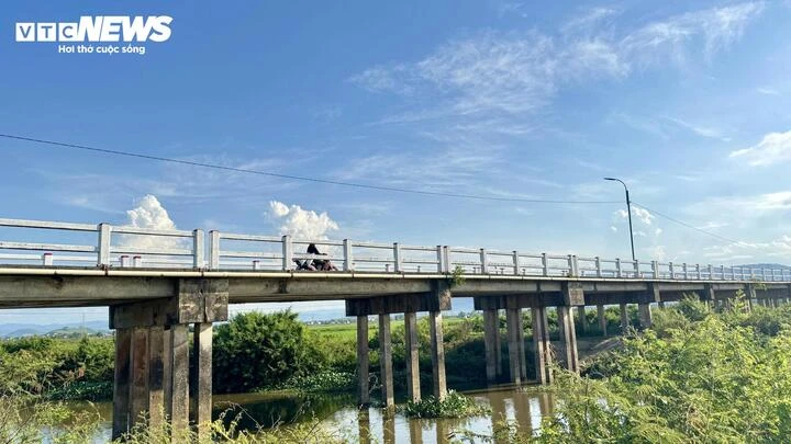 Hiểm nguy rình rập trên những cây cầu xuống cấp ở Quảng Ngãi Hiểm nguy rình rập trên những cây cầu xuống cấp ở Quảng Ngãi