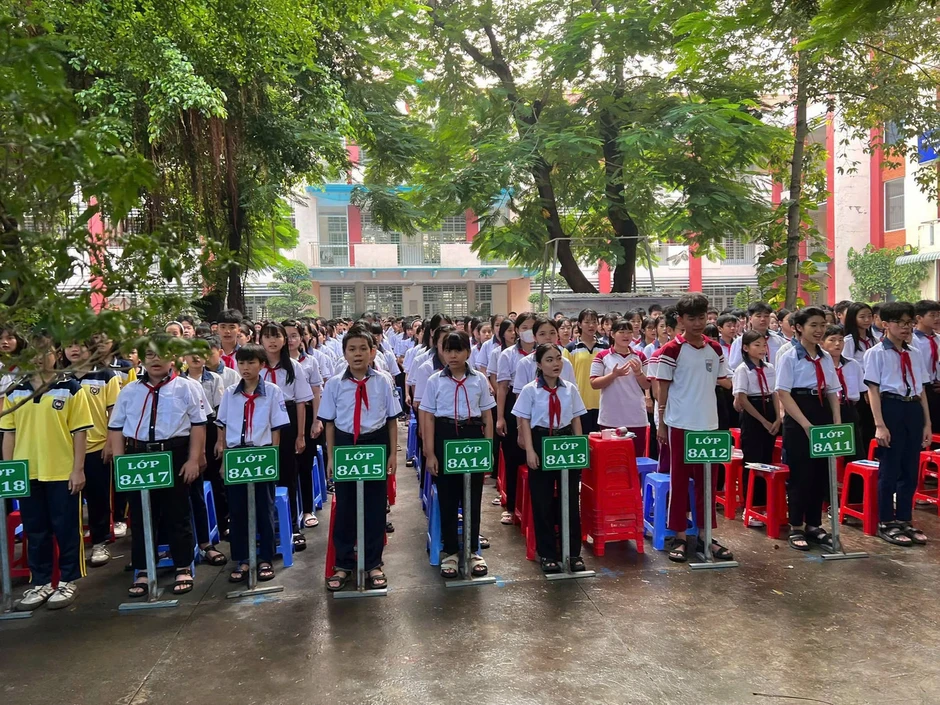 Hiệu trưởng đi làm từ 5 giờ sáng giữa áp lực 'siêu trường' hơn 5.200 học sinh Hiệu trưởng đi làm từ 5 giờ sáng giữa áp lực 'siêu trường' hơn 5.200 học sinh
