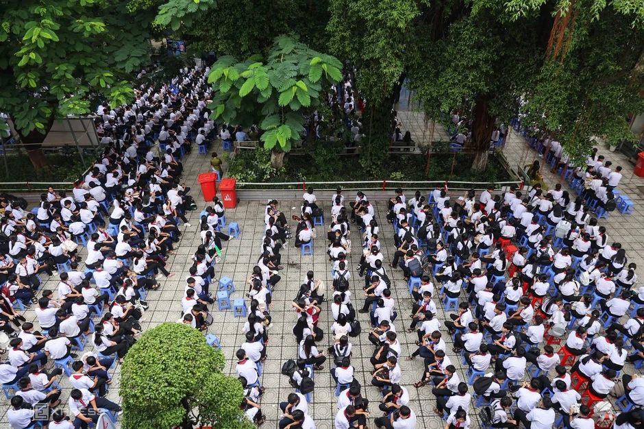 Hiệu trưởng đi làm từ 5 giờ sáng giữa áp lực 'siêu trường' hơn 5.200 học sinh Hiệu trưởng đi làm từ 5 giờ sáng giữa áp lực 'siêu trường' hơn 5.200 học sinh