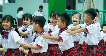Hiệu trưởng đi làm từ 5 giờ sáng giữa áp lực 'siêu trường' hơn 5.200 học sinh