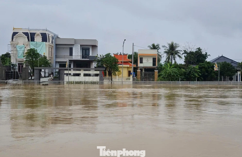 Hình ảnh hơn 8.400 hộ dân ngập trong lũ Hình ảnh hơn 8.400 hộ dân ngập trong lũ