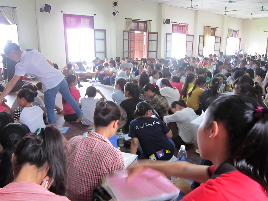 Hình ảnh lò luyện thi Chùa Bộc từ thời giá 5.000 đồng/buổi viral trở lại: Lớp học 700 người "huyền thoại" của thế hệ 8X, 9X Hà Nội Hình ảnh lò luyện thi Chùa Bộc từ thời giá 5.000 đồng/buổi viral trở lại: Lớp học 700 người "huyền thoại" của thế hệ 8X, 9X Hà Nội