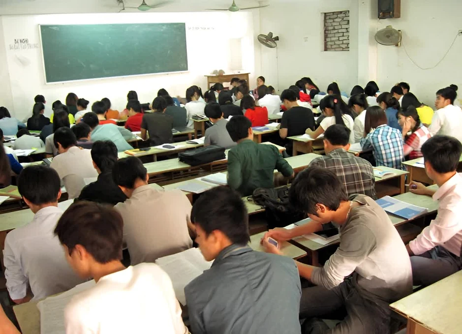 Hình ảnh lò luyện thi Chùa Bộc từ thời giá 5.000 đồng/buổi viral trở lại: Lớp học 700 người "huyền thoại" của thế hệ 8X, 9X Hà Nội Hình ảnh lò luyện thi Chùa Bộc từ thời giá 5.000 đồng/buổi viral trở lại: Lớp học 700 người "huyền thoại" của thế hệ 8X, 9X Hà Nội