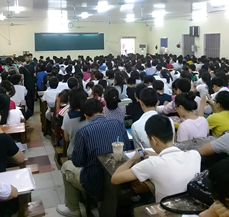 Hình ảnh lò luyện thi Chùa Bộc từ thời giá 5.000 đồng/buổi viral trở lại: Lớp học 700 người "huyền thoại" của thế hệ 8X, 9X Hà Nội Hình ảnh lò luyện thi Chùa Bộc từ thời giá 5.000 đồng/buổi viral trở lại: Lớp học 700 người "huyền thoại" của thế hệ 8X, 9X Hà Nội