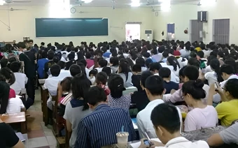 Hình ảnh lò luyện thi Chùa Bộc từ thời giá 5.000 đồng/buổi viral trở lại: Lớp học 700 người "huyền thoại" của thế hệ 8X, 9X Hà Nội