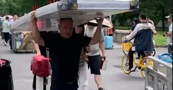 Hình ảnh ông bố vác nệm truyền cảm hứng cho nhiều người