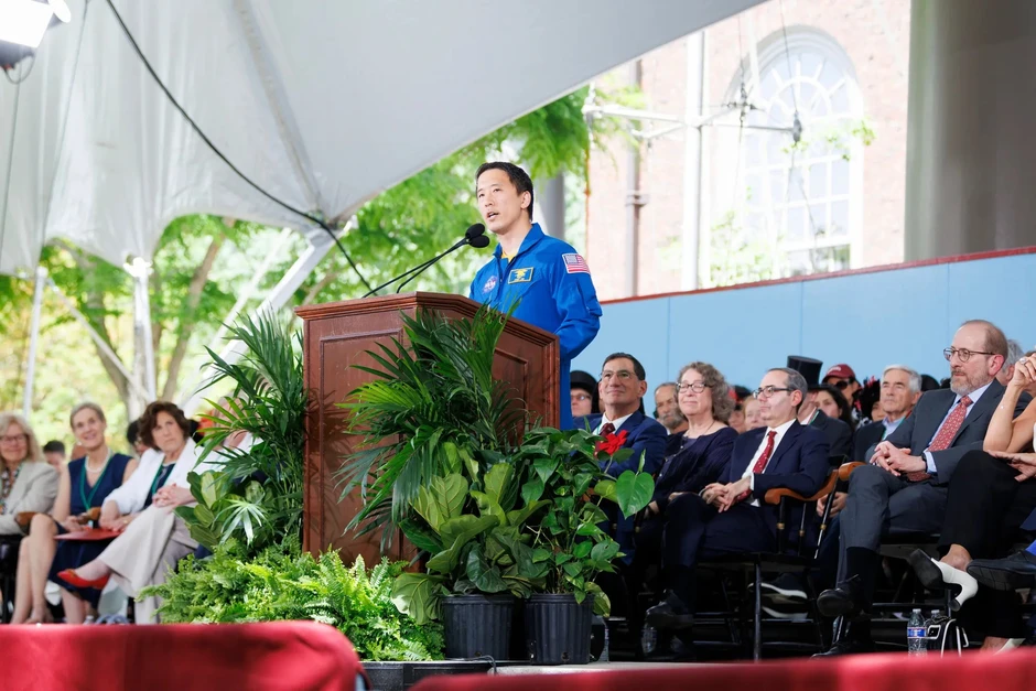 Hồ sơ ấn tượng của Jonny Kim: Navy SEAL, bác sĩ Harvard và phi hành gia NASA Hồ sơ ấn tượng của Jonny Kim: Navy SEAL, bác sĩ Harvard và phi hành gia NASA