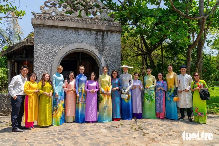 Hoa hậu người Mỹ ấn tượng vì 58.000 người mặc áo dài trên đường phố Việt Nam Hoa hậu người Mỹ ấn tượng vì 58.000 người mặc áo dài trên đường phố Việt Nam