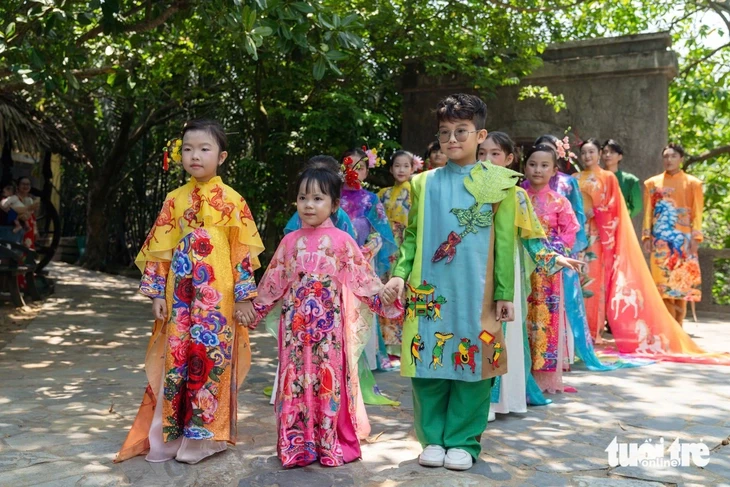 Hoa hậu người Mỹ ấn tượng vì 58.000 người mặc áo dài trên đường phố Việt Nam Hoa hậu người Mỹ ấn tượng vì 58.000 người mặc áo dài trên đường phố Việt Nam