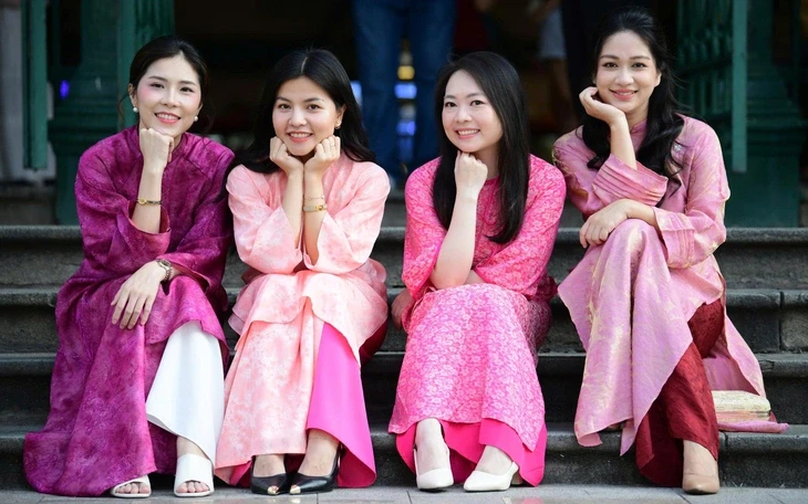 Hoa hậu người Mỹ ấn tượng vì 58.000 người mặc áo dài trên đường phố Việt Nam Hoa hậu người Mỹ ấn tượng vì 58.000 người mặc áo dài trên đường phố Việt Nam