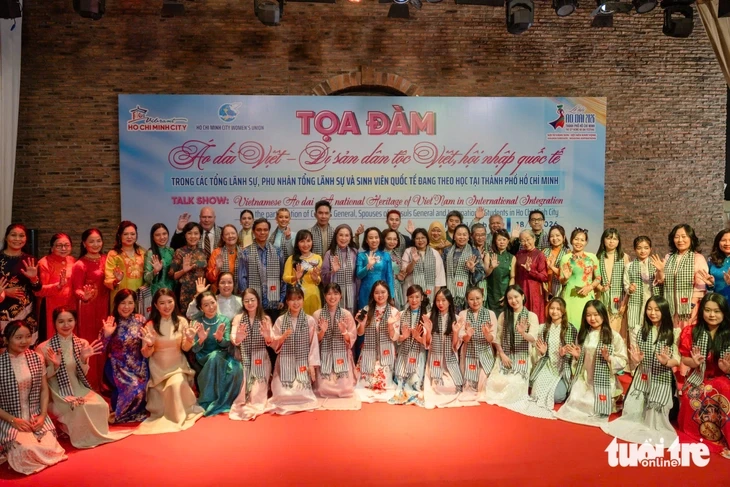 Hoa hậu người Mỹ ấn tượng vì 58.000 người mặc áo dài trên đường phố Việt Nam Hoa hậu người Mỹ ấn tượng vì 58.000 người mặc áo dài trên đường phố Việt Nam