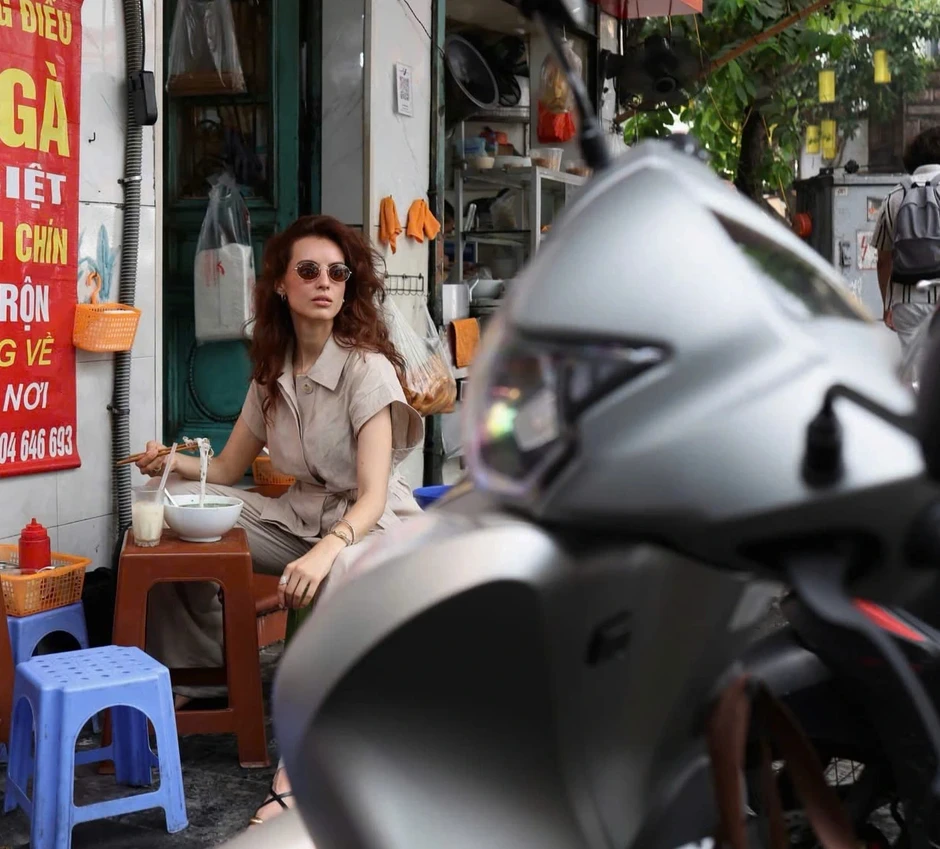 Hoa hậu thế giới đi chơi Sa Pa 1 tuần, đến Hà Nội ăn phở và uống trà đá Hoa hậu thế giới đi chơi Sa Pa 1 tuần, đến Hà Nội ăn phở và uống trà đá