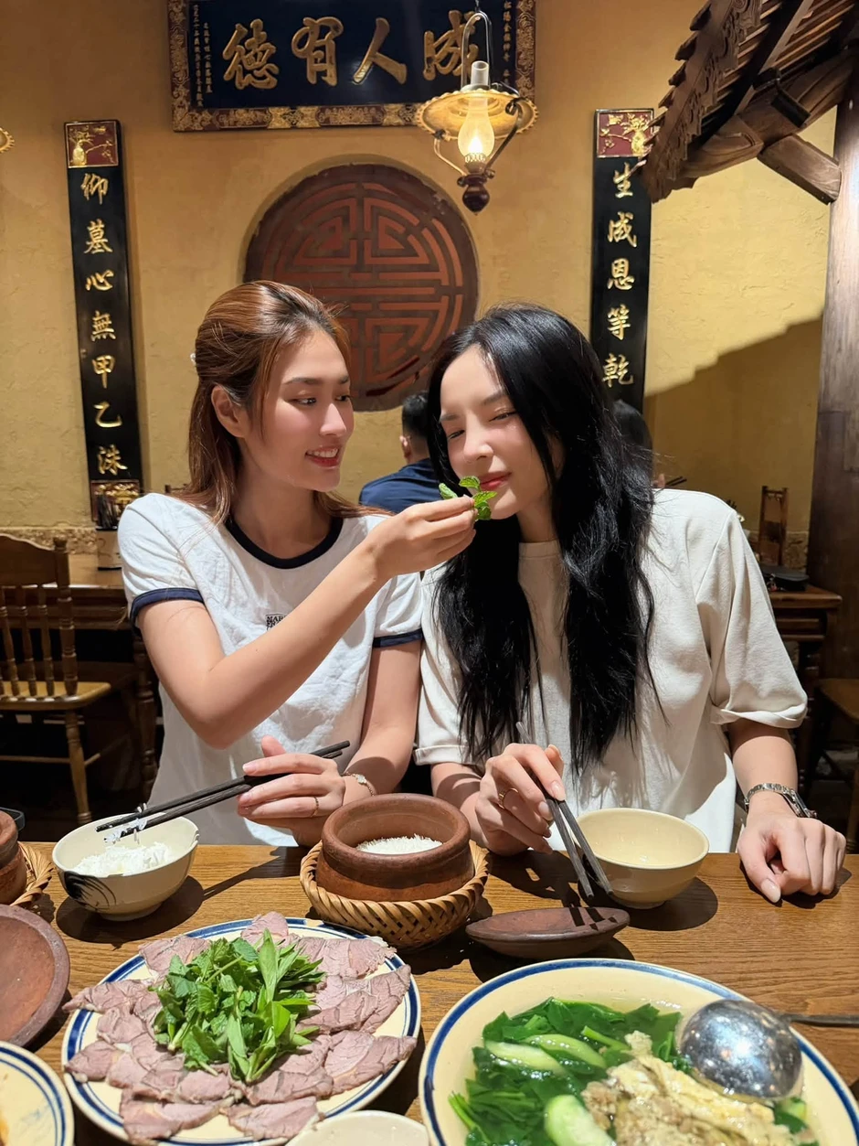 Hoa hậu Việt Nam từng vướng tin hẹn hò bác sĩ Chiêm Quốc Thái: Nay lộ loạt hint với mỹ nhân gen Z, xe sang đồ hiệu có đủ Hoa hậu Việt Nam từng vướng tin hẹn hò bác sĩ Chiêm Quốc Thái: Nay lộ loạt hint với mỹ nhân gen Z, xe sang đồ hiệu có đủ