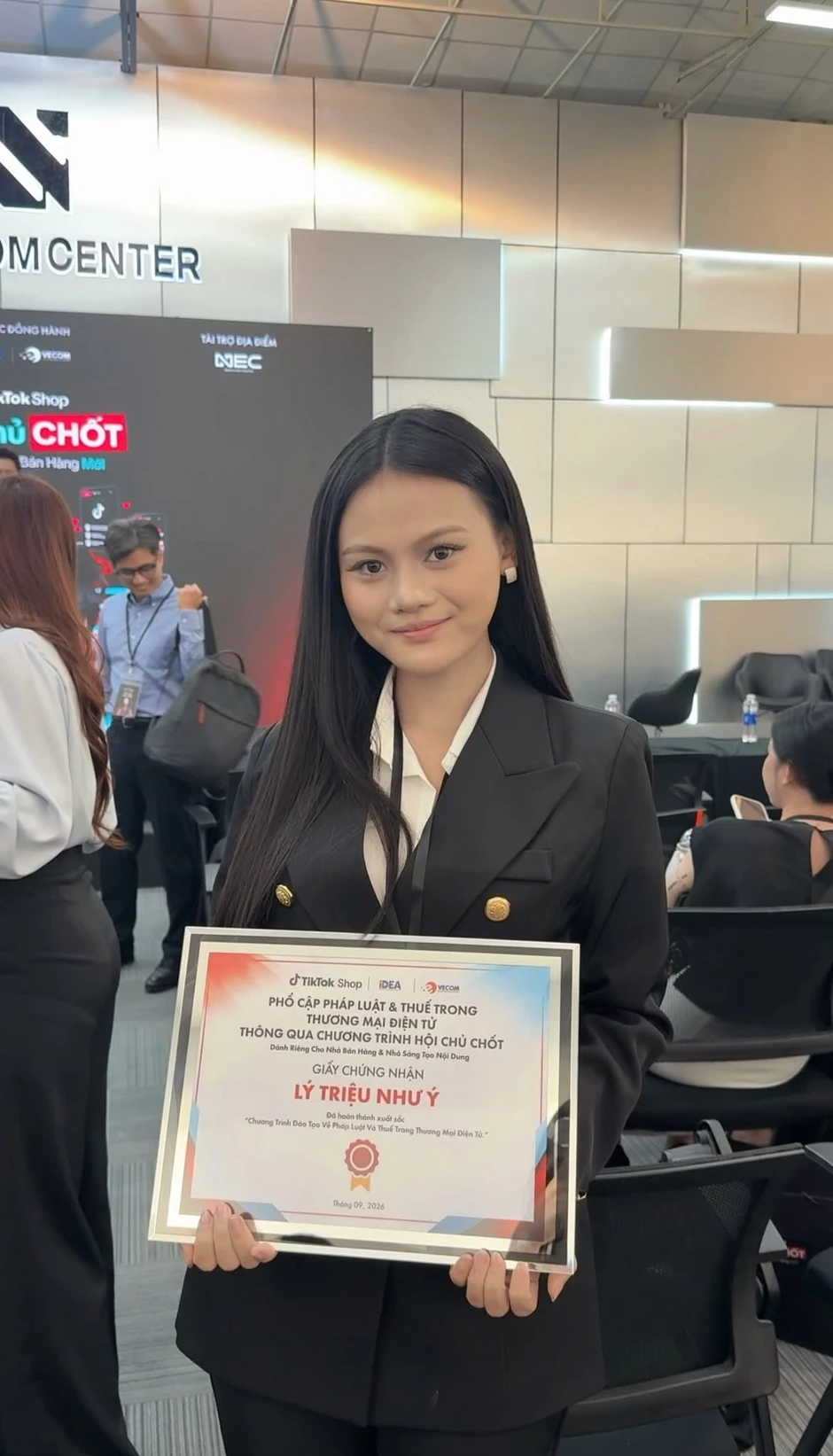 Hoa mắt với màn "lên đồ" cực slay của cô gái bản, mỗi lần biến hình là lại khiến CĐM ngỡ ngàng Hoa mắt với màn "lên đồ" cực slay của cô gái bản, mỗi lần biến hình là lại khiến CĐM ngỡ ngàng