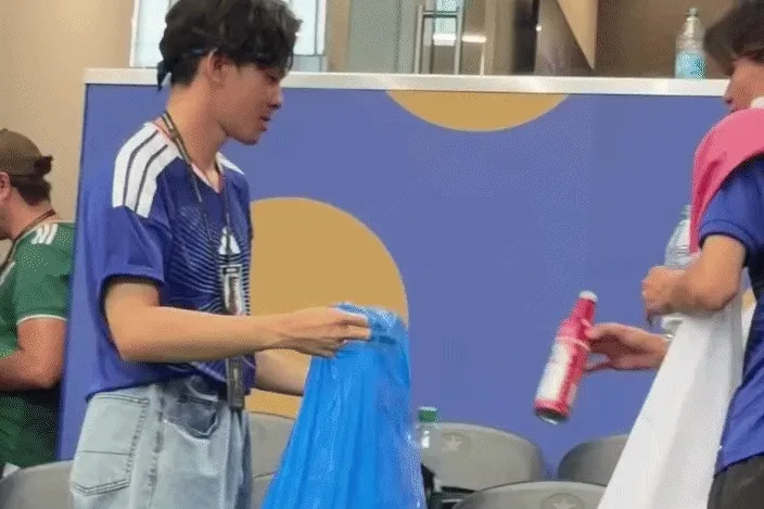 Hòa trận tại World Cup, CĐV Nhật ở lại dọn rác và nói lý do gây bất ngờ Hòa trận tại World Cup, CĐV Nhật ở lại dọn rác và nói lý do gây bất ngờ
