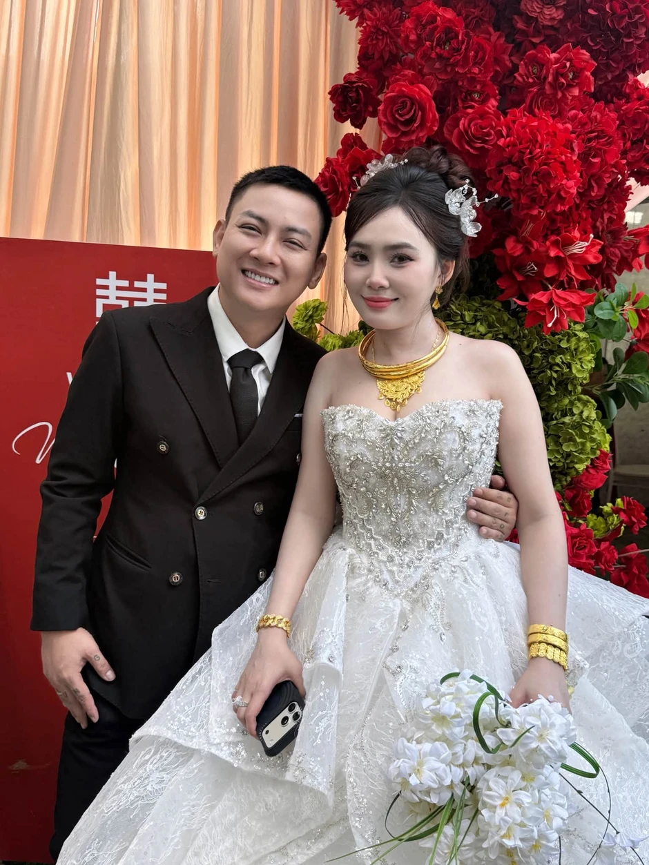 Hoài Lâm rước Ngọc Trinh về nhà bằng xe máy
