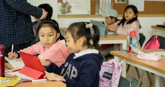 Học càng lâu, vào trường càng tốt có thực sự kiếm nhiều tiền hơn?