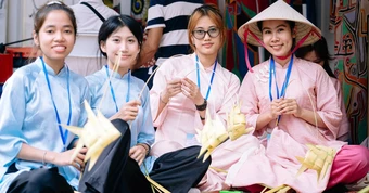 Học thắt lá dừa, làm hoa vải tsumami miễn phí tại Lễ hội Việt - Nhật
