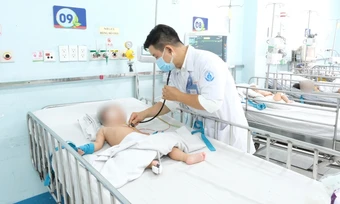 Hối hận vì chăm con mắc tay chân miệng sai cách - Báo TinVina