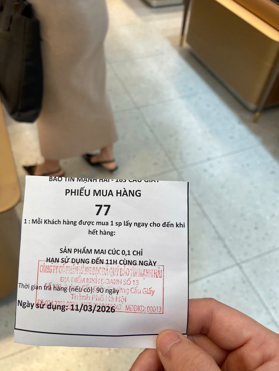 Hôm nay đi mua vàng: Số thứ tự 77 chỉ cần đợi 5 phút là đến lượt, phát hiện 1 nơi mua vàng không cần xếp hàng Hôm nay đi mua vàng: Số thứ tự 77 chỉ cần đợi 5 phút là đến lượt, phát hiện 1 nơi mua vàng không cần xếp hàng