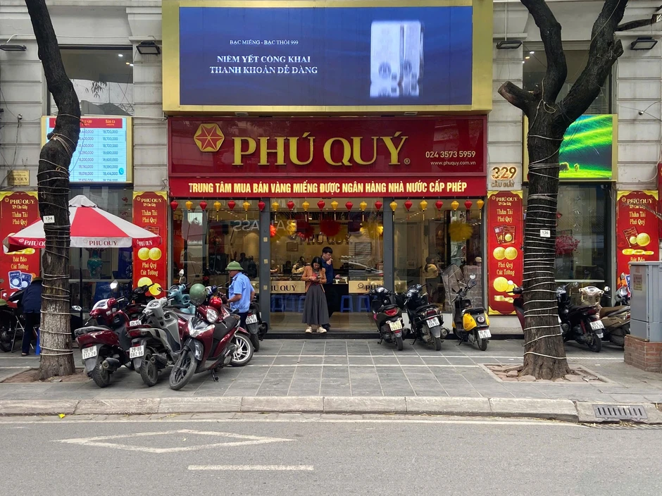 Hôm nay đi mua vàng: Số thứ tự 77 chỉ cần đợi 5 phút là đến lượt, phát hiện 1 nơi mua vàng không cần xếp hàng Hôm nay đi mua vàng: Số thứ tự 77 chỉ cần đợi 5 phút là đến lượt, phát hiện 1 nơi mua vàng không cần xếp hàng
