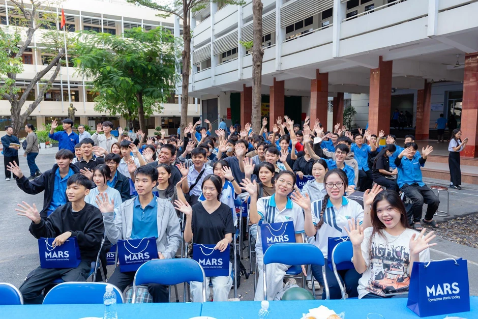 Hơn 100 sinh viên đón hành trình năm mới mỹ mãn cùng M&M'S Hơn 100 sinh viên đón hành trình năm mới mỹ mãn cùng M&M'S