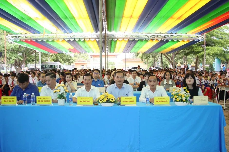 Hơn 100 triệu đồng tiếp sức cho học sinh nghèo trong Tháng hành động vì trẻ em Hơn 100 triệu đồng tiếp sức cho học sinh nghèo trong Tháng hành động vì trẻ em
