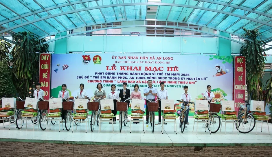 Hơn 100 triệu đồng tiếp sức cho học sinh nghèo trong Tháng hành động vì trẻ em Hơn 100 triệu đồng tiếp sức cho học sinh nghèo trong Tháng hành động vì trẻ em