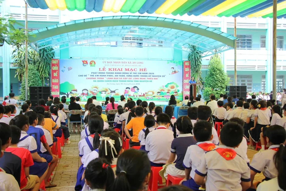 Hơn 100 triệu đồng tiếp sức cho học sinh nghèo trong Tháng hành động vì trẻ em Hơn 100 triệu đồng tiếp sức cho học sinh nghèo trong Tháng hành động vì trẻ em