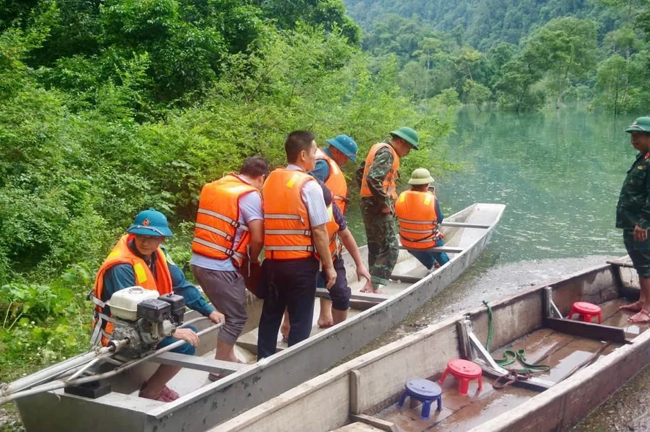 Hơn 300 hộ dân ở Quảng Trị bị nước lũ chia cắt, bộ đội dùng thuyền đưa giáo viên đến trường Hơn 300 hộ dân ở Quảng Trị bị nước lũ chia cắt, bộ đội dùng thuyền đưa giáo viên đến trường