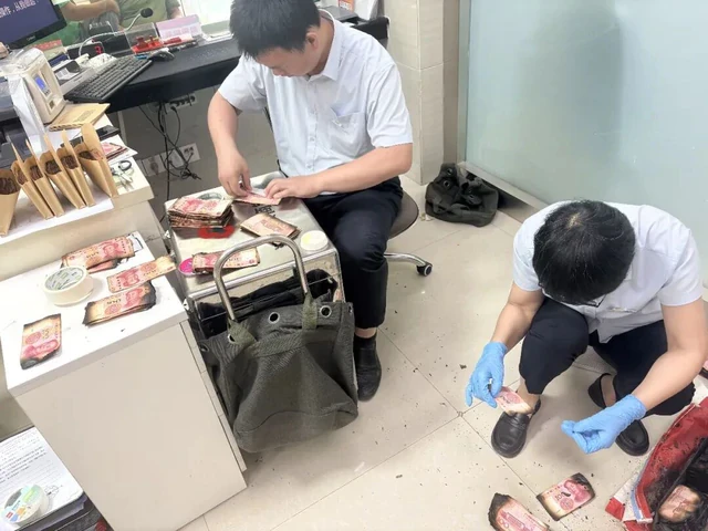 Hơn 700 triệu tiền dưỡng già cháy thành than, đôi vợ chồng mang đến ngân hàng: Kết quả không ai ngờ tới Hơn 700 triệu tiền dưỡng già cháy thành than, đôi vợ chồng mang đến ngân hàng: Kết quả không ai ngờ tới