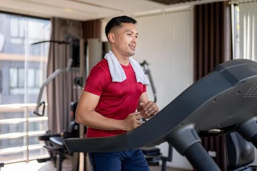 Họp lớp ở tuổi trung niên, tôi phát hiện không còn ai hỏi mức lương hay tài sản mà bắt đầu khoe 1 thứ "tiền không mua được" Họp lớp ở tuổi trung niên, tôi phát hiện không còn ai hỏi mức lương hay tài sản mà bắt đầu khoe 1 thứ "tiền không mua được"