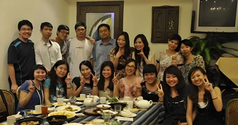 Họp lớp ở tuổi trung niên, tôi phát hiện không còn ai hỏi mức lương hay tài sản mà bắt đầu khoe 1 thứ "tiền không mua được"