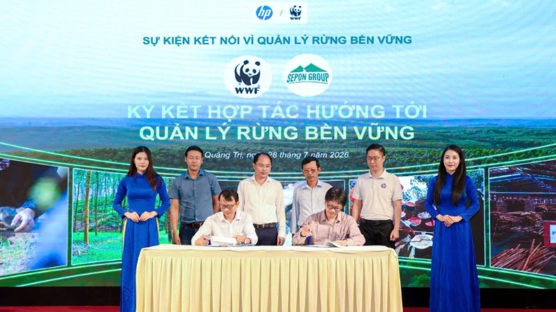 Hợp tác, liên kết quản lý rừng bền vững tại khu vực trung Trường Sơn Hợp tác, liên kết quản lý rừng bền vững tại khu vực trung Trường Sơn