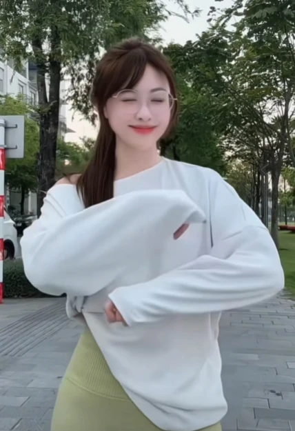 Hot girl chạy bộ khởi động nhẹ nhàng cũng dư sức thu hút triệu ánh nhìn Hot girl chạy bộ khởi động nhẹ nhàng cũng dư sức thu hút triệu ánh nhìn