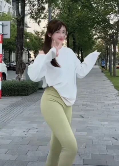 Hot girl chạy bộ khởi động nhẹ nhàng cũng dư sức thu hút triệu ánh nhìn Hot girl chạy bộ khởi động nhẹ nhàng cũng dư sức thu hút triệu ánh nhìn
