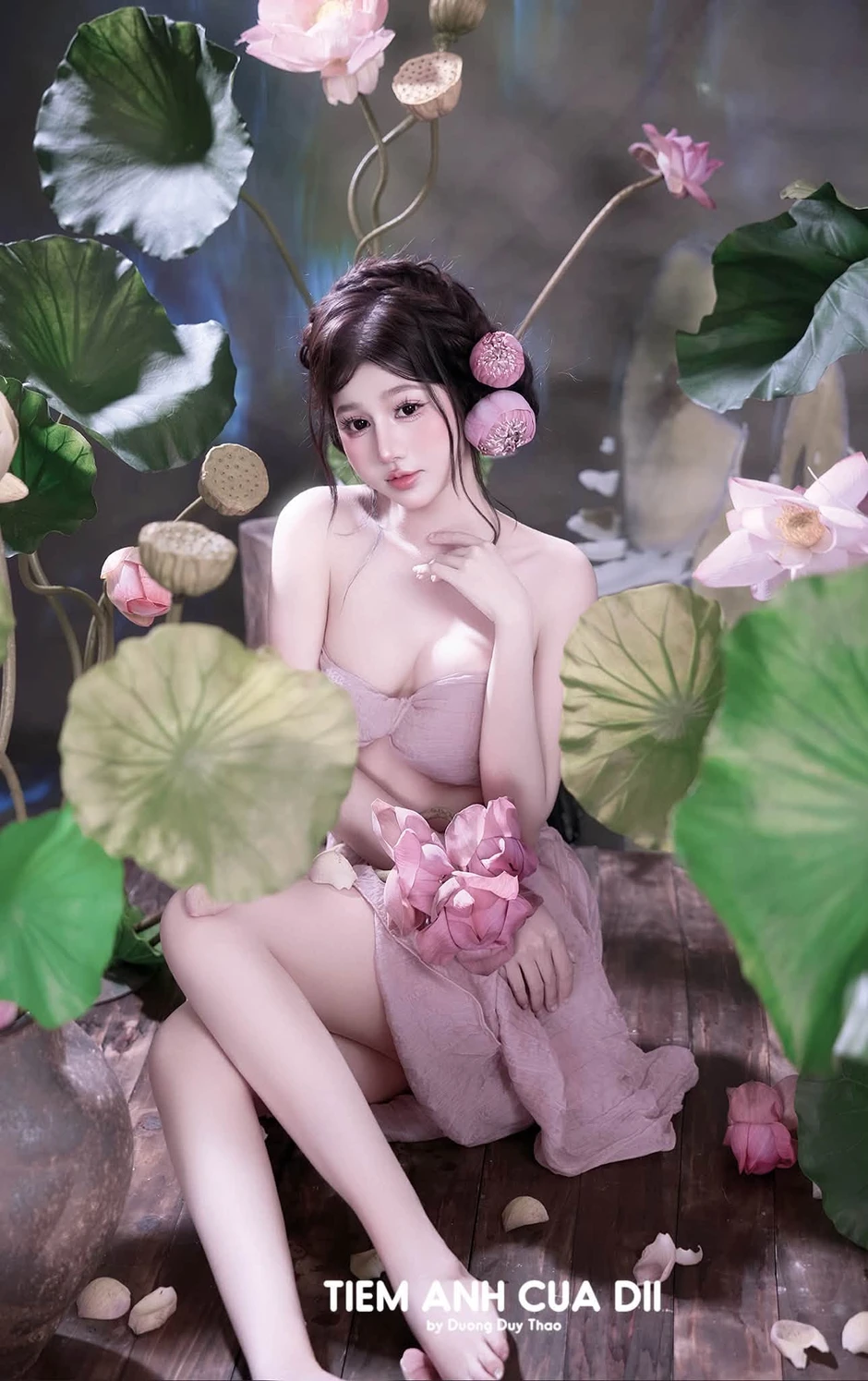 Hot girl Mai Linh tạo dáng quyến rũ, "hô biến" bộ ảnh hoa sen trở nên không thể rời mắt