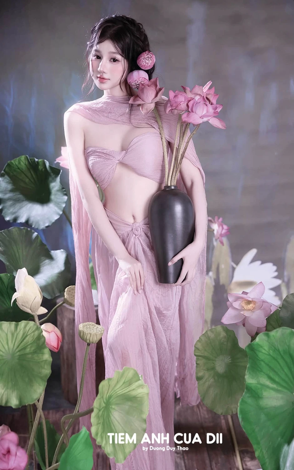 Hot girl Mai Linh tạo dáng quyến rũ, "hô biến" bộ ảnh hoa sen trở nên không thể rời mắt