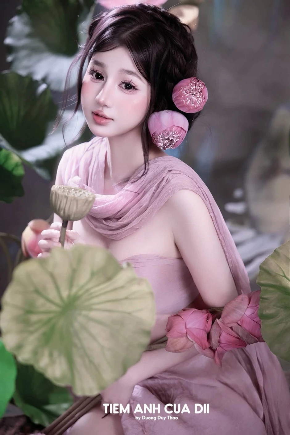 Hot girl Mai Linh tạo dáng quyến rũ, "hô biến" bộ ảnh hoa sen trở nên không thể rời mắt